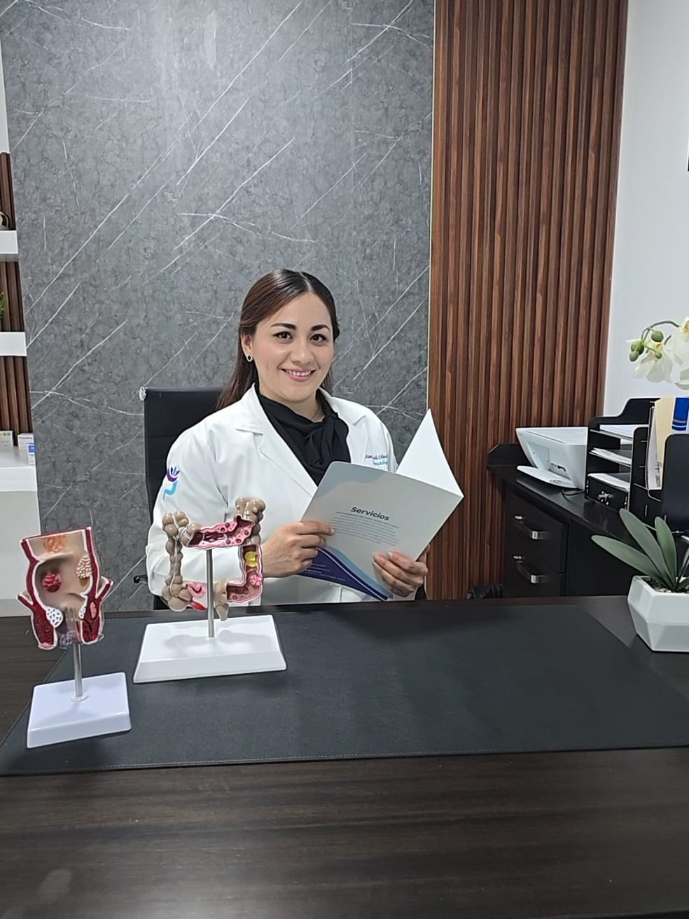 Dra. Nancy Olivas en su consultorio de coloproctología en Centro Médico Sur Sonora Ciudad Obregón