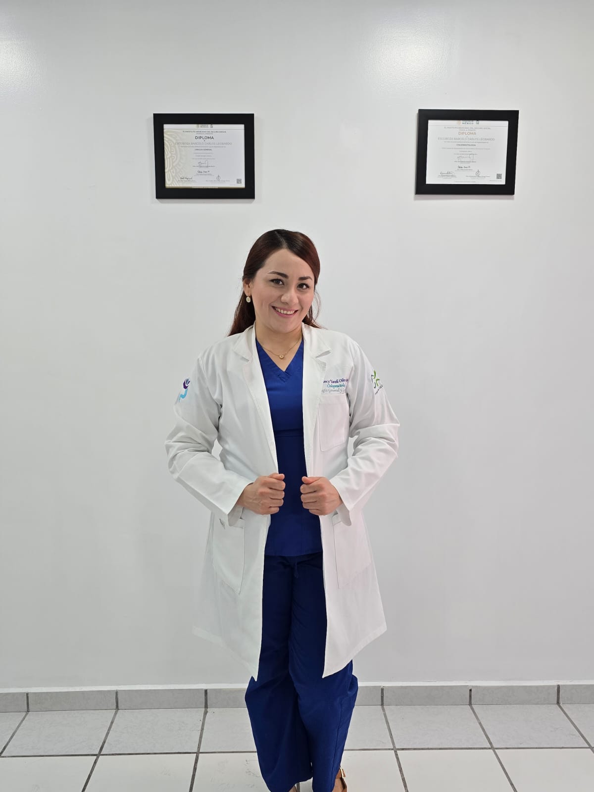 Dra. Nancy Olivas cirujana general con certificaciones y diplomas médicos