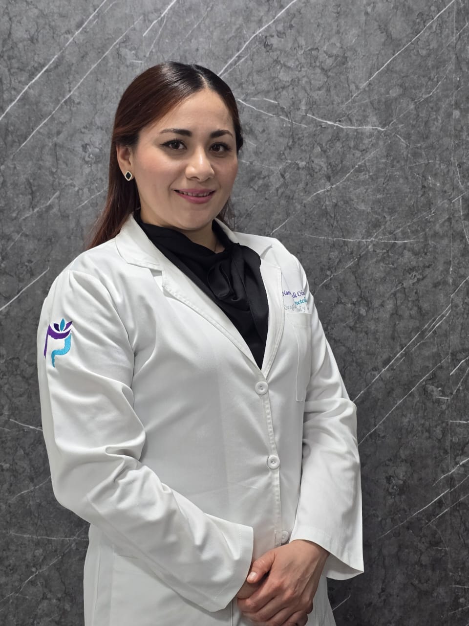 Dra. Nancy Olivas coloproctóloga certificada en Ciudad Obregón Sonora mostrando modelo anatómico